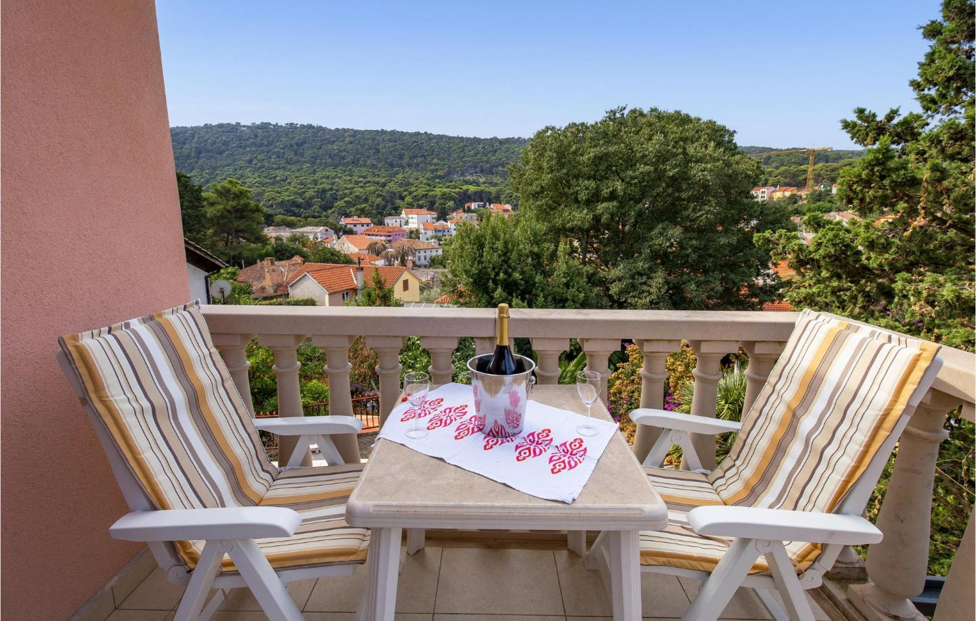 2 Bedroom Awesome Apartment In Veli Losinj Luaran gambar