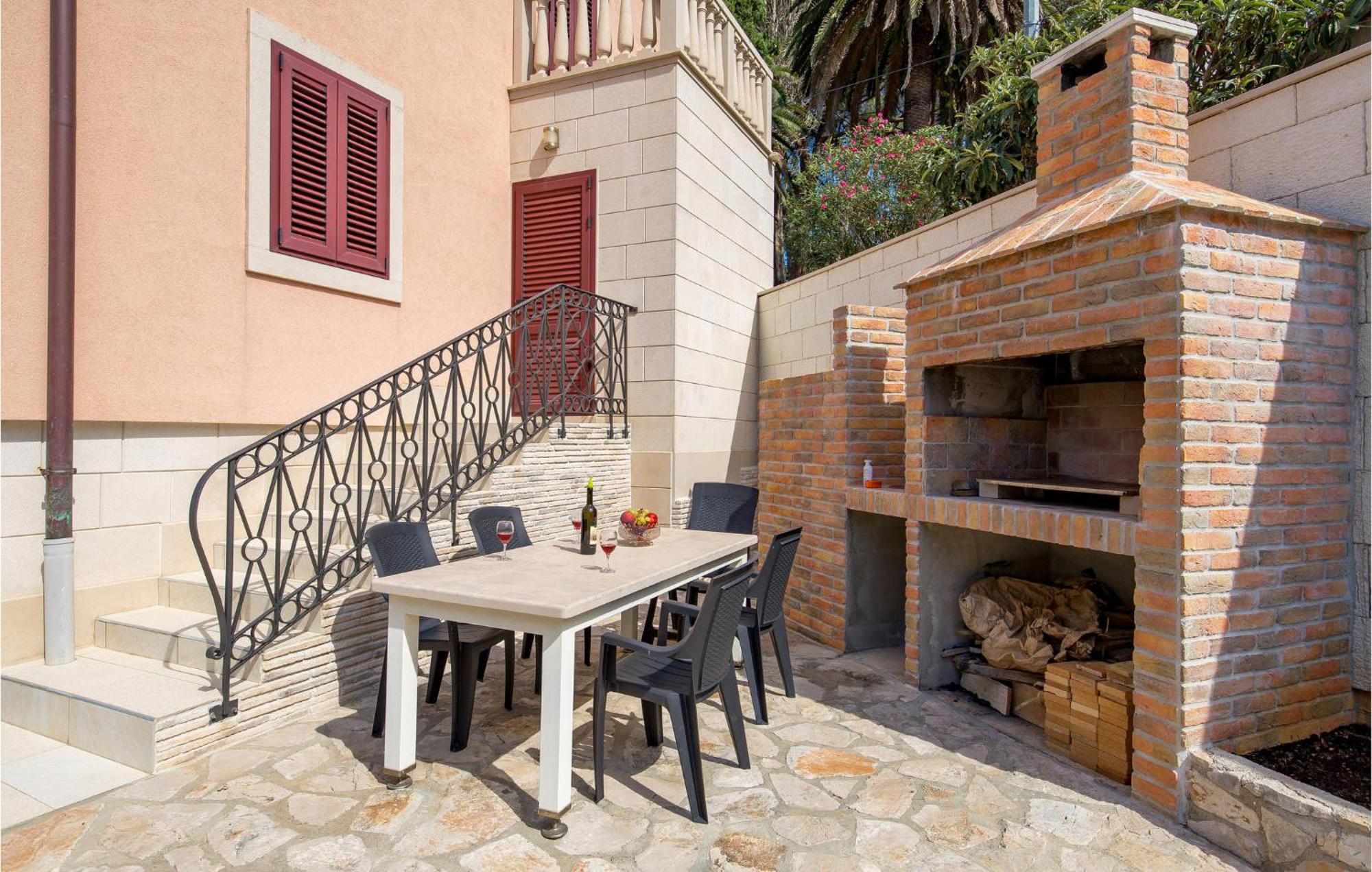 2 Bedroom Awesome Apartment In Veli Losinj Luaran gambar